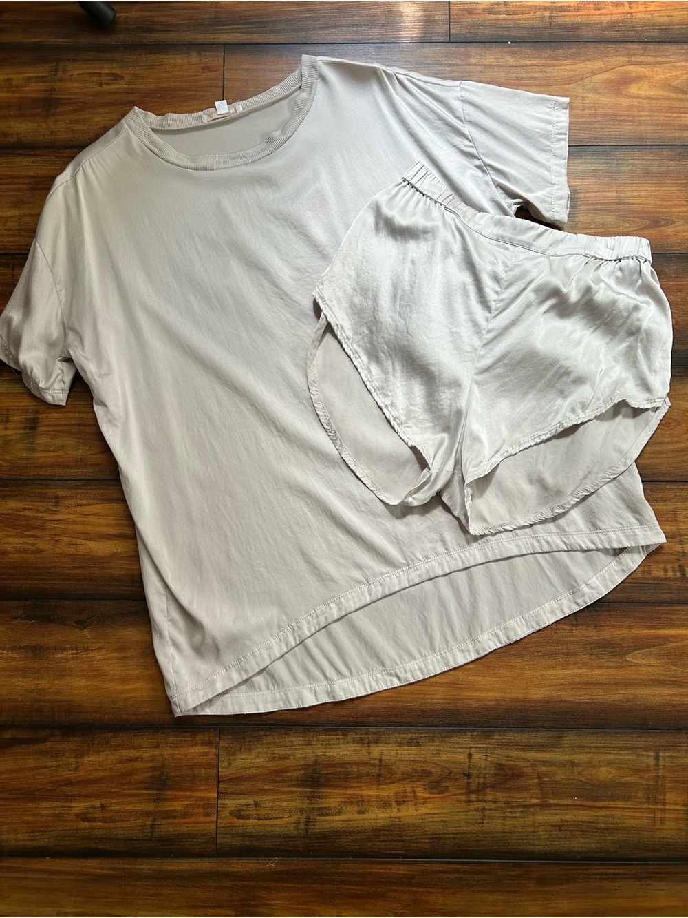 Lunya washable silk tee shorts pajama set XS/Small Silver Grey